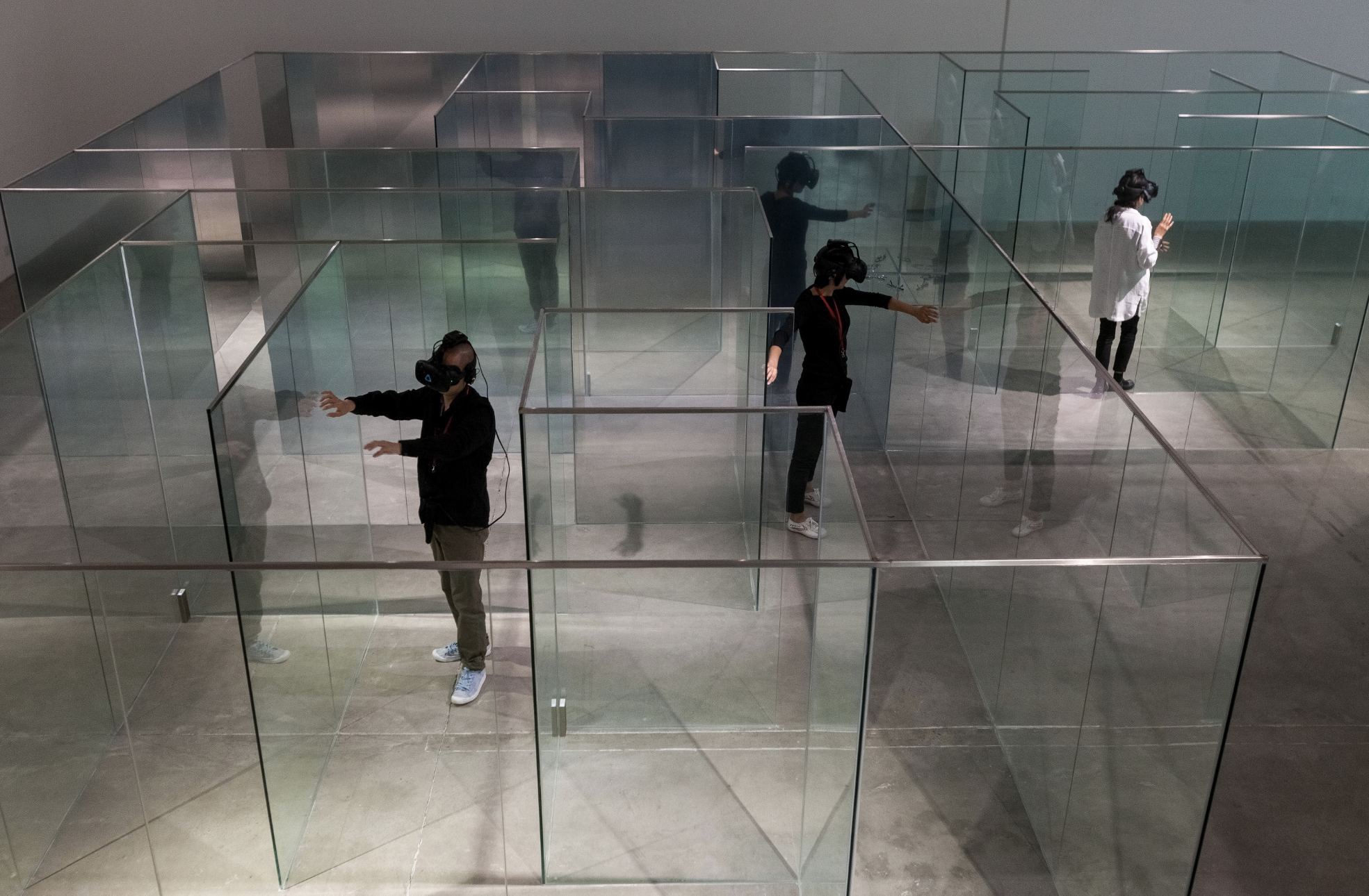 Open Horizons, Colliding Bodies: Adaptive Lure Agents in a Glass Maze